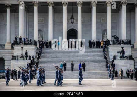 Washington, Stati Uniti d'America. 20 gennaio 2021. Il presidente degli Stati Uniti Joe Biden, la dott.ssa Jill Biden si levano in piedi con il generale dell'Esercito Gen. Omar J. Jones IV, comandante generale, Joint Task Force-National Capital Region, Vice Presidente Kamala Harris e marito Doug Emhoff per la cerimonia di revisione pass in durante la 59a cerimonia di inaugurazione presidenziale al Campidoglio degli Stati Uniti 20 gennaio 2021 a Washington, DC Credit: Planetpix/Alamy Live News Foto Stock