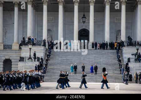 Washington, Stati Uniti d'America. 20 gennaio 2021. Il presidente degli Stati Uniti Joe Biden, la dott.ssa Jill Biden si levano in piedi con il generale dell'Esercito Gen. Omar J. Jones IV, comandante generale, Joint Task Force-National Capital Region, Vice Presidente Kamala Harris e marito Doug Emhoff per la cerimonia di revisione pass in durante la 59a cerimonia di inaugurazione presidenziale al Campidoglio degli Stati Uniti 20 gennaio 2021 a Washington, DC Credit: Planetpix/Alamy Live News Foto Stock