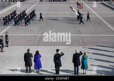 Washington, Stati Uniti d'America. 20 gennaio 2021. Il presidente degli Stati Uniti Joe Biden, la dott.ssa Jill Biden si levano in piedi con il generale dell'Esercito Gen. Omar J. Jones IV, comandante generale, Joint Task Force-National Capital Region, Vice Presidente Kamala Harris e marito Doug Emhoff per la cerimonia di revisione pass in durante la 59a cerimonia di inaugurazione presidenziale al Campidoglio degli Stati Uniti 20 gennaio 2021 a Washington, DC Credit: Planetpix/Alamy Live News Foto Stock