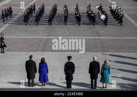 Washington, Stati Uniti d'America. 20 gennaio 2021. Il presidente degli Stati Uniti Joe Biden, la dott.ssa Jill Biden si levano in piedi con il generale dell'Esercito Gen. Omar J. Jones IV, comandante generale, Joint Task Force-National Capital Region, Vice Presidente Kamala Harris e marito Doug Emhoff per la cerimonia di revisione pass in durante la 59a cerimonia di inaugurazione presidenziale al Campidoglio degli Stati Uniti 20 gennaio 2021 a Washington, DC Credit: Planetpix/Alamy Live News Foto Stock