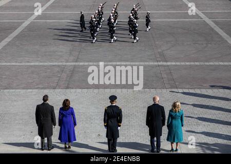 Washington, Stati Uniti d'America. 20 gennaio 2021. Il presidente degli Stati Uniti Joe Biden, la dott.ssa Jill Biden si levano in piedi con il generale dell'Esercito Gen. Omar J. Jones IV, comandante generale, Joint Task Force-National Capital Region, Vice Presidente Kamala Harris e marito Doug Emhoff per la cerimonia di revisione pass in durante la 59a cerimonia di inaugurazione presidenziale al Campidoglio degli Stati Uniti 20 gennaio 2021 a Washington, DC Credit: Planetpix/Alamy Live News Foto Stock