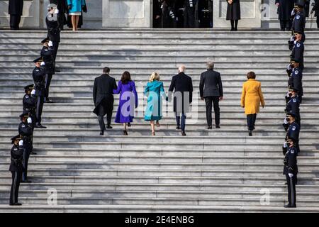 Washington, Stati Uniti d'America. 20 gennaio 2021. Il presidente degli Stati Uniti Joe Biden, la prima signora Jill Biden, il vice presidente Kamala Harris e il marito Doug Emhoff camminano sui gradini del Campidoglio degli Stati Uniti dopo la cerimonia di inaugurazione presidenziale 20 gennaio 2021 a Washington, DC Credit: Planetpix/Alamy Live News Foto Stock