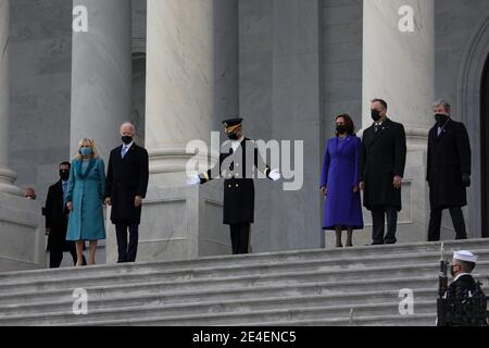 Washington, Stati Uniti d'America. 20 gennaio 2021. Il presidente degli Stati Uniti Joe Biden, la prima signora Jill Biden, il generale dell'esercito Omar J. Jones IV, la regione della capitale nazionale che comanda il generale, il vice presidente Kamala Harris e il marito Doug Emhoff stanno insieme sui passi del Campidoglio degli Stati Uniti dopo la cerimonia di inaugurazione presidenziale 20 gennaio 2021 a Washington, DC accreditamento: Planetpix/Alamy Live News Foto Stock