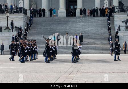 Washington, Stati Uniti d'America. 20 gennaio 2021. Il presidente degli Stati Uniti Joe Biden, la dott.ssa Jill Biden si levano in piedi con il generale dell'Esercito Gen. Omar J. Jones IV, comandante generale, Joint Task Force-National Capital Region, Vice Presidente Kamala Harris e marito Doug Emhoff per la cerimonia di revisione pass in durante la 59a cerimonia di inaugurazione presidenziale al Campidoglio degli Stati Uniti 20 gennaio 2021 a Washington, DC Credit: Planetpix/Alamy Live News Foto Stock