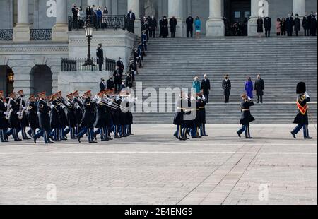 Washington, Stati Uniti d'America. 20 gennaio 2021. Il presidente degli Stati Uniti Joe Biden, la dott.ssa Jill Biden si levano in piedi con il generale dell'Esercito Gen. Omar J. Jones IV, comandante generale, Joint Task Force-National Capital Region, Vice Presidente Kamala Harris e marito Doug Emhoff per la cerimonia di revisione pass in durante la 59a cerimonia di inaugurazione presidenziale al Campidoglio degli Stati Uniti 20 gennaio 2021 a Washington, DC Credit: Planetpix/Alamy Live News Foto Stock