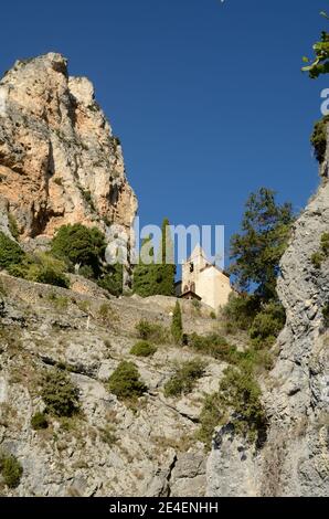 Cappella o Chapelle Notre-Dame-de-Beauvoir, Entremont o la Roche, nelle scogliere sopra Moustiers o Moustiers-Sainte-Marie Alpes-de-Haute-Provence Francia Foto Stock