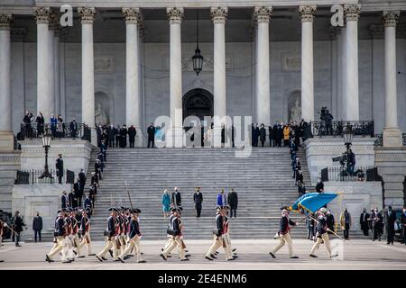 Washington, Stati Uniti d'America. 20 gennaio 2021. Il presidente degli Stati Uniti Joe Biden, la dott.ssa Jill Biden si levano in piedi con il generale dell'Esercito Gen. Omar J. Jones IV, comandante generale, Joint Task Force-National Capital Region, Vice Presidente Kamala Harris e marito Doug Emhoff per la cerimonia di revisione pass in durante la 59a cerimonia di inaugurazione presidenziale al Campidoglio degli Stati Uniti 20 gennaio 2021 a Washington, DC Credit: Planetpix/Alamy Live News Foto Stock