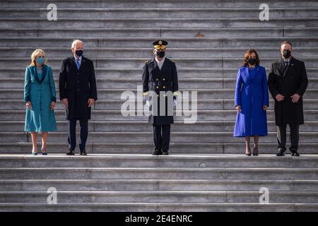 Washington, Stati Uniti d'America. 20 gennaio 2021. Il presidente degli Stati Uniti Joe Biden, la dott.ssa Jill Biden si levano in piedi con il generale dell'Esercito Gen. Omar J. Jones IV, comandante generale, Joint Task Force-National Capital Region, Vice Presidente Kamala Harris e marito Doug Emhoff per la cerimonia di revisione pass in durante la 59a cerimonia di inaugurazione presidenziale al Campidoglio degli Stati Uniti 20 gennaio 2021 a Washington, DC Credit: Planetpix/Alamy Live News Foto Stock