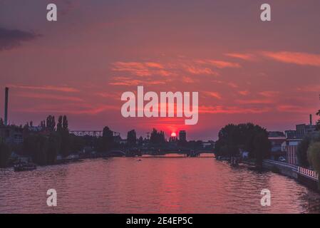 Tramonto sullo Sprea a Berlino, fiume a Berlino e tramonto, Schöneweide Foto Stock