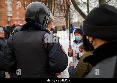 TULA, RUSSIA - 23 GENNAIO 2021: Riunione di massa pubblica a sostegno di Alexei Navalny, ufficiale in nero lucido kolpak-1sb casco parlare con la vecchia donna. C Foto Stock