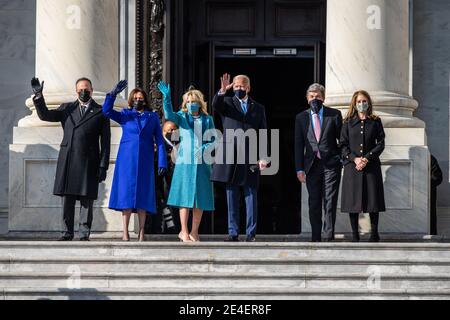 Washington, Stati Uniti d'America. 20 gennaio 2021. Il presidente degli Stati Uniti Joe Biden e la prima signora Jill Biden, il vicepresidente Kamala Harris e il marito Doug Emhoff ondano dal Campidoglio degli Stati Uniti dopo la 59a cerimonia di inaugurazione presidenziale 20 gennaio 2021 a Washington, DC Credit: Planetpix/Alamy Live News Foto Stock