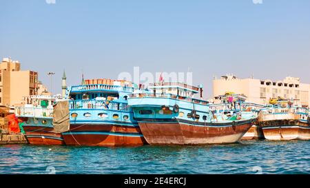 Dubai, Emirati Arabi Uniti - 31 gennaio 2020: Barche tradizionali in sambuco arabo sulla bancheria di Deira a Dubai, Emirati Arabi Uniti Foto Stock