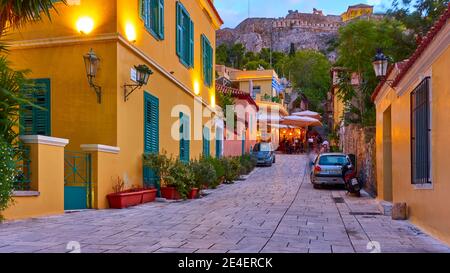 Atene, Grecia - 20 settembre 2019: Una strada nel quartiere di Plaka sul pendio della collina dell'Acropoli ad Atene al crepuscolo Foto Stock