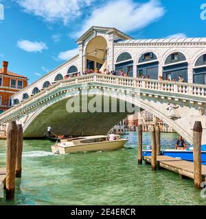 Venezia, Italia - 15 giugno 2018: Traffico nel Canal Grande vicino al Ponte di Rialto a Venezia Foto Stock