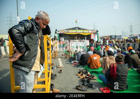 Ghaziabad, India. 23 gennaio 2021. I coltivatori si riuniscono al confine di Ghazipur durante la demonstration.Farmers di vari stati del paese ha marciato sulla strada a sostegno dei coltivatori che stanno protestando contro le leggi agricole del nuovo agricoltore del governo centrale. Credit: SOPA Images Limited/Alamy Live News Foto Stock