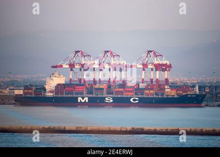 Navi portacontainer nel porto di Barcellona, in Spagna. Foto Stock
