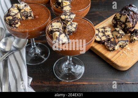 Mousse al cioccolato portoghese con Salame al cioccolato: Mousse al cioccolato condite con salame al cioccolato e servite in un bicchiere coupé Foto Stock