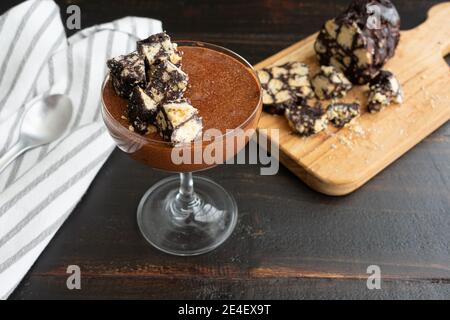 Mousse al cioccolato portoghese con Salame al cioccolato: Mousse al cioccolato condita con salame al cioccolato e servita in un bicchiere coupé Foto Stock