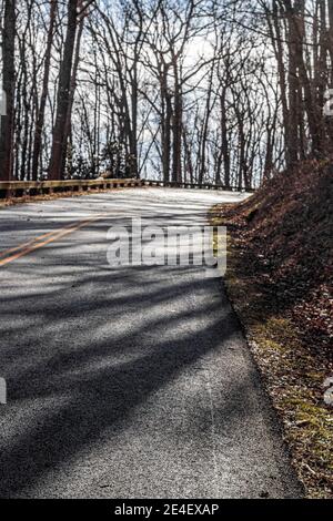 Il Blue Ridge Parkway si aggira intorno alle colline vicino ad Asheville, North Carolina, USA Foto Stock