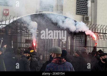 I manifestanti di estrema destra bruciano le riacutizzazioni durante la dimostrazione.i sostenitori del leader dell'opposizione russo Alexei Navalny manifestano fuori dall'ambasciata di Russia chiedendo il suo rilascio dopo la detenzione al suo ritorno in Russia dalla Germania, dove si stava riprendendo dall'avvelenamento da agenti nervosi, riferito dai media. Foto Stock