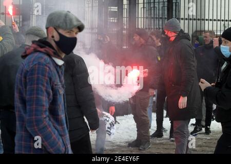 I manifestanti di estrema destra bruciano le riacutizzazioni durante la dimostrazione.i sostenitori del leader dell'opposizione russo Alexei Navalny manifestano fuori dall'ambasciata di Russia chiedendo il suo rilascio dopo la detenzione al suo ritorno in Russia dalla Germania, dove si stava riprendendo dall'avvelenamento da agenti nervosi, riferito dai media. Foto Stock