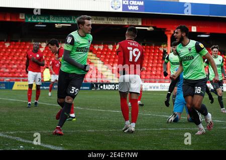 CREWE, INGHILTERRA. 23 GENNAIO: Joel Piggot di Wimbledon festeggia il punteggio per renderlo 1-0 durante la partita della Sky Bet League 1 tra Crewe Alexandra e AFC Wimbledon all'Alexandra Stadium di Crewe sabato 23 gennaio 2021. (Credit: Chris Donnelly | MI News) Credit: MI News & Sport /Alamy Live News Foto Stock