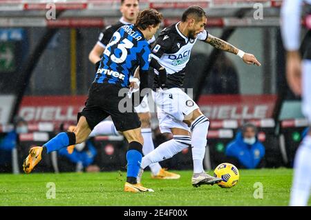 Udine, Italia. 23 gennaio 2021. Udine, Italia, Friuli - Stadio Dacia Arena, 23 gennaio 2021, Nicolo Barella (FC Inter) e Roberto Pereyra (Udinese Calcio) durante Udinese Calcio vs FC Internazionale - Calcio italiano Serie A match Credit: Alessio Marini/LPS/ZUMA Wire/Alamy Live News Foto Stock