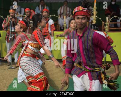 Artisti durante un programma culturale per la celebrazione del 'Kokborok Day'. Kokborok Day (Tripuri Language Day), è un festival celebrato nello stato indiano di Tripura per celebrare lo sviluppo della lingua Kokborok. Si osserva il 19 gennaio di ogni anno. Agartala, Tripura, India. Foto Stock