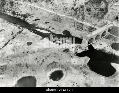 Fotografia d'epoca della seconda guerra mondiale - foto ufficiale militare degli Stati Uniti: Ponte ferroviario bombato, Arnsberg Germania. Foto Stock