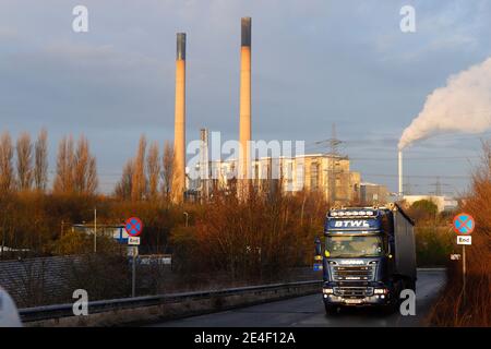 I resti della centrale elettrica di Ferrybridge C durante la demolizione La stazione è stata chiusa nel marzo 2016 Foto Stock