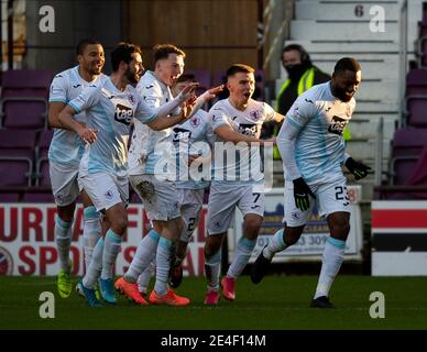 Campionato Scozzese - cuore di Midlothian / Raith rovers. Tynecastle Park, Edimburgo, Midlothian, Regno Unito. 23 gennaio 2021. I cuori ospitano Raith Rovers nel Campionato Scozzese al Tynecastle Park di Edimburgo. PIC mostra: Raith Rovers 'avanti, Gozie Ugwu, è mobbed da compagni di squadra dopo aver segnato l'obiettivo di apertura per il credito visitatori: Ian Jacobs / Alamy Live News Foto Stock