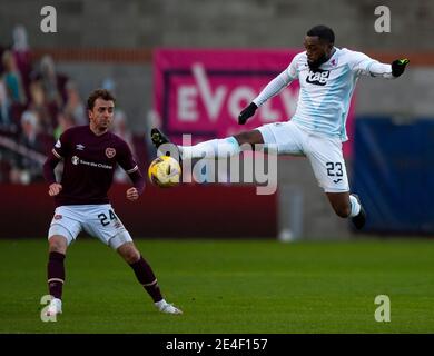 Campionato Scozzese - cuore di Midlothian / Raith rovers. Tynecastle Park, Edimburgo, Midlothian, Regno Unito. 23 gennaio 2021. I cuori ospitano Raith Rovers nel Campionato Scozzese al Tynecastle Park di Edimburgo. PIC mostra: Un alto Raith Rovers 'in avanti, Gozie Ugwu, tiene la palla da cuore 'alfiere, Elliott Frear. Credit: Ian Jacobs/Alamy Live News Foto Stock