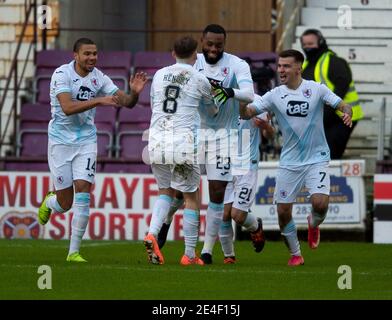 Campionato Scozzese - cuore di Midlothian / Raith rovers. Tynecastle Park, Edimburgo, Midlothian, Regno Unito. 23 gennaio 2021. I cuori ospitano Raith Rovers nel Campionato Scozzese al Tynecastle Park di Edimburgo. PIC mostra: Raith Rovers 'avanti, Gozie Ugwu, è mobbed da compagni di squadra dopo aver segnato l'obiettivo di apertura per il credito visitatori: Ian Jacobs / Alamy Live News Foto Stock