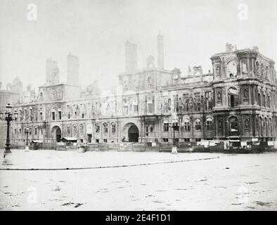 Fotografia d'epoca del XIX secolo: Rovine dell'Hotel de Ville, Parigi dopo l'assedio del comune, 1871. Foto Stock