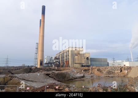 I resti della centrale elettrica di Ferrybridge C durante la demolizione La stazione è stata chiusa nel marzo 2016 Foto Stock