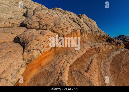 Formazioni di arenaria Navajo scolpite e striate di White Pocket, Vermilion Cliffs National Monument, Arizona, USA Foto Stock