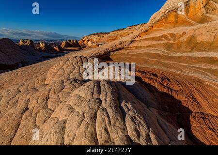 Formazioni di arenaria Navajo scolpite e striate di White Pocket, Vermilion Cliffs National Monument, Arizona, USA Foto Stock