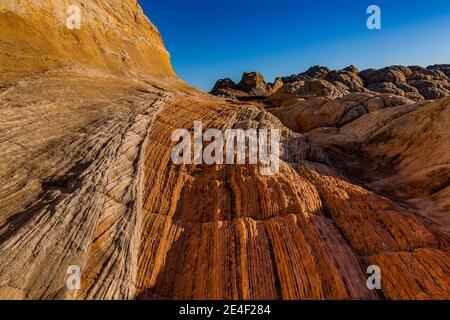 Formazioni di arenaria Navajo scolpite e striate di White Pocket, Vermilion Cliffs National Monument, Arizona, USA Foto Stock