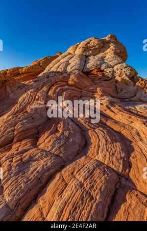 Formazioni di arenaria Navajo scolpite e striate di White Pocket, Vermilion Cliffs National Monument, Arizona, USA Foto Stock