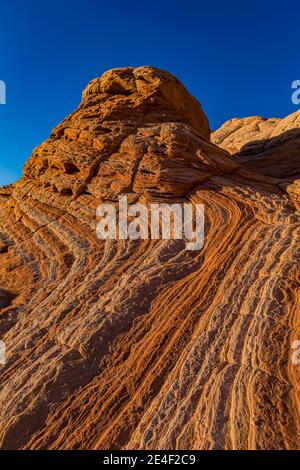 Formazioni di arenaria Navajo scolpite e striate di White Pocket, Vermilion Cliffs National Monument, Arizona, USA Foto Stock