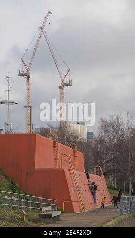Genitori e bambini che si allenano al muro di arrampicata al Queen Elizabeth II Olympic Park di Londra, Inghilterra, Regno Unito. Foto Stock