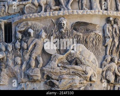 Roma. Italia. Colonna di Marcus Aurelio (193 d.C.), su Piazza colonna. Particolare di una scena di rilievo raffigurante il 'miracolo della pioggia nel territorio del Quadi Foto Stock