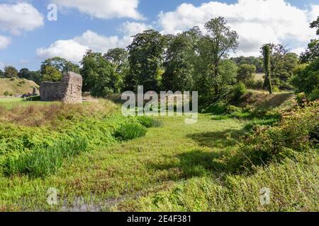 L'ampio fossato del castello di Beckhamsted, un castello di motte-and-bailey a Berkhamsted, Hertfordshire, Regno Unito. Foto Stock