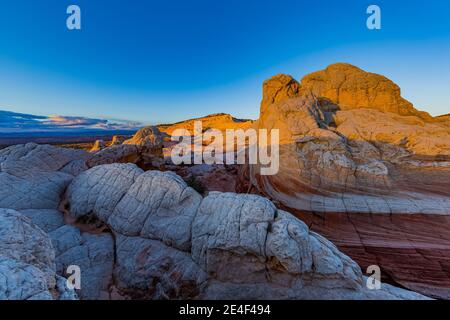 Formazioni di arenaria Navajo scolpite e striate di White Pocket, Vermilion Cliffs National Monument, Arizona, USA Foto Stock