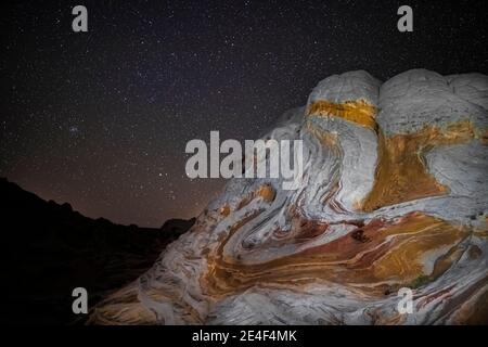 Cielo stellato sopra le formazioni di arenaria Navajo di White Pocket, Vermilion Cliffs National Monument, Arizona, USA Foto Stock