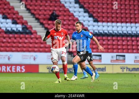 LONDRA, INGHILTERRA. 23 GENNAIO Ronnie Schwartz di Charlton Athletic battaglie per possesso con Dion Conroy di Swindon Town durante la partita Sky Bet League 1 tra Charlton Athletic e Swindon Town alla Valley, Londra sabato 23 gennaio 2021. (Credit: Ivan Yordanov | MI News) Credit: MI News & Sport /Alamy Live News Foto Stock