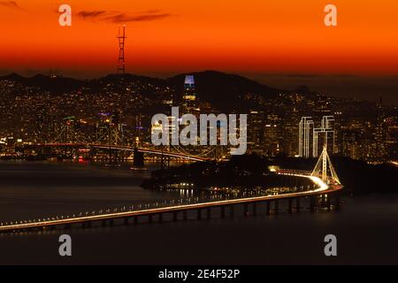 Luci della città di San Francisco al tramonto Foto Stock