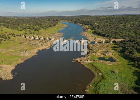 Vista aerea del fiume di confine Guadiana tra Elvas Portogallo E Olivenza Spagna e lo storico Ponte Ajuda Foto Stock