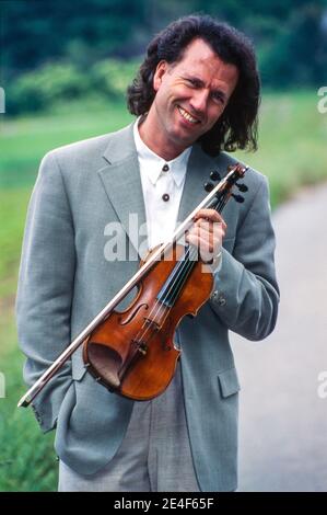 MAASTRICHT, PAESI BASSI - 11 MAGGIO 1996: Andre Rieu è un violinista e direttore d'orchestra olandese, noto per aver creato l'Orc Johann Strauss Foto Stock