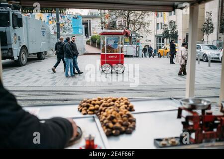 TURCHIA, ISTANBUL, 14 DICEMBRE 2018: Vendere castagne arrostite e bagel a Istanbul Foto Stock